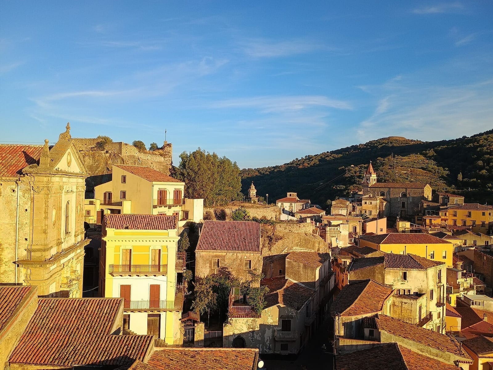 Castiglione di Sicilia, pueblo del vino en la vertiente norte del Etna, entre los vinedos del alto Valle del Alcantara