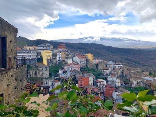 Vista del pueblo de Graniti, en el Valle medio del Alcántara, conocido por sus murales