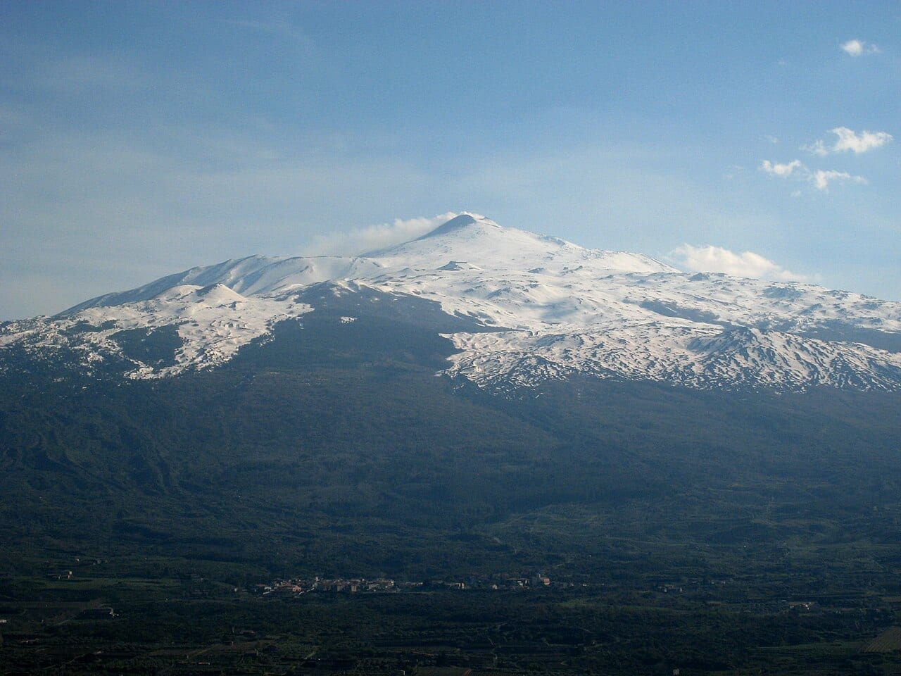 Mojo Alcantara con el Vulcanetto y el Etna al fondo, vistos desde el Monte Mojo