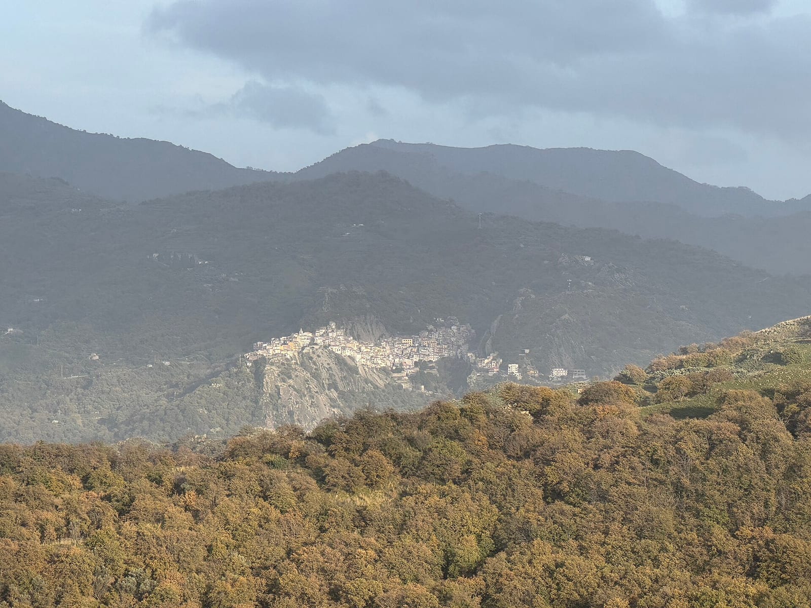 Panoramablick auf Motta Camastra, der Ort am Eingang der Alcantara-Schlucht