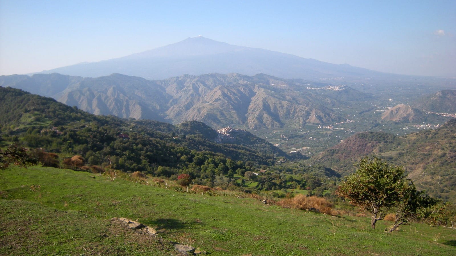 La Valle dell'Alcantara in ottobre vista da Motta Camastra, con l'Etna sullo sfondo