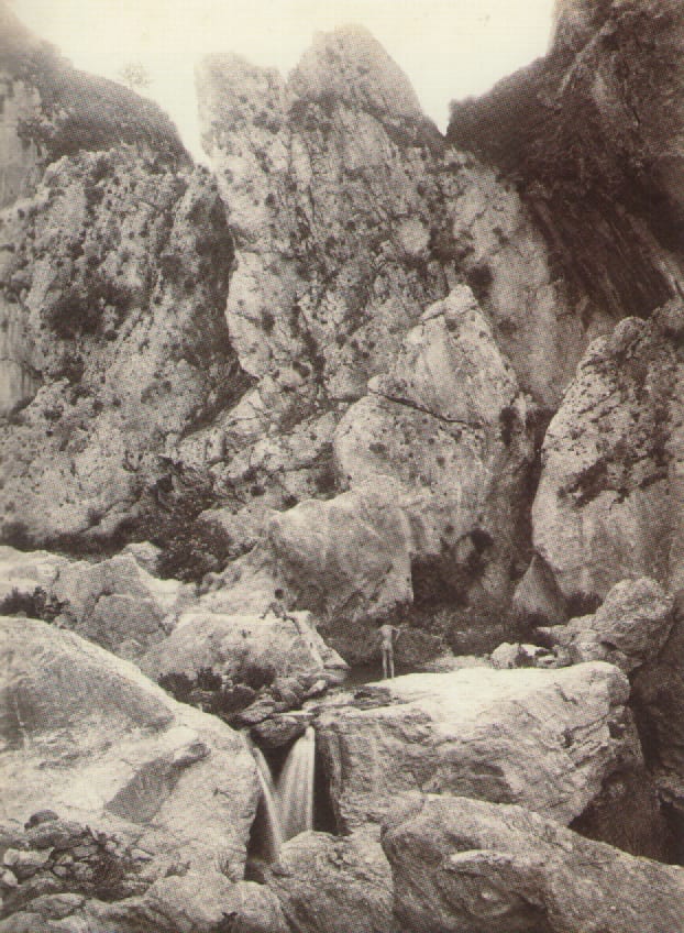 Les Gorges de l'Alcantara dans une photographie de Wilhelm von Gloeden de 1903
