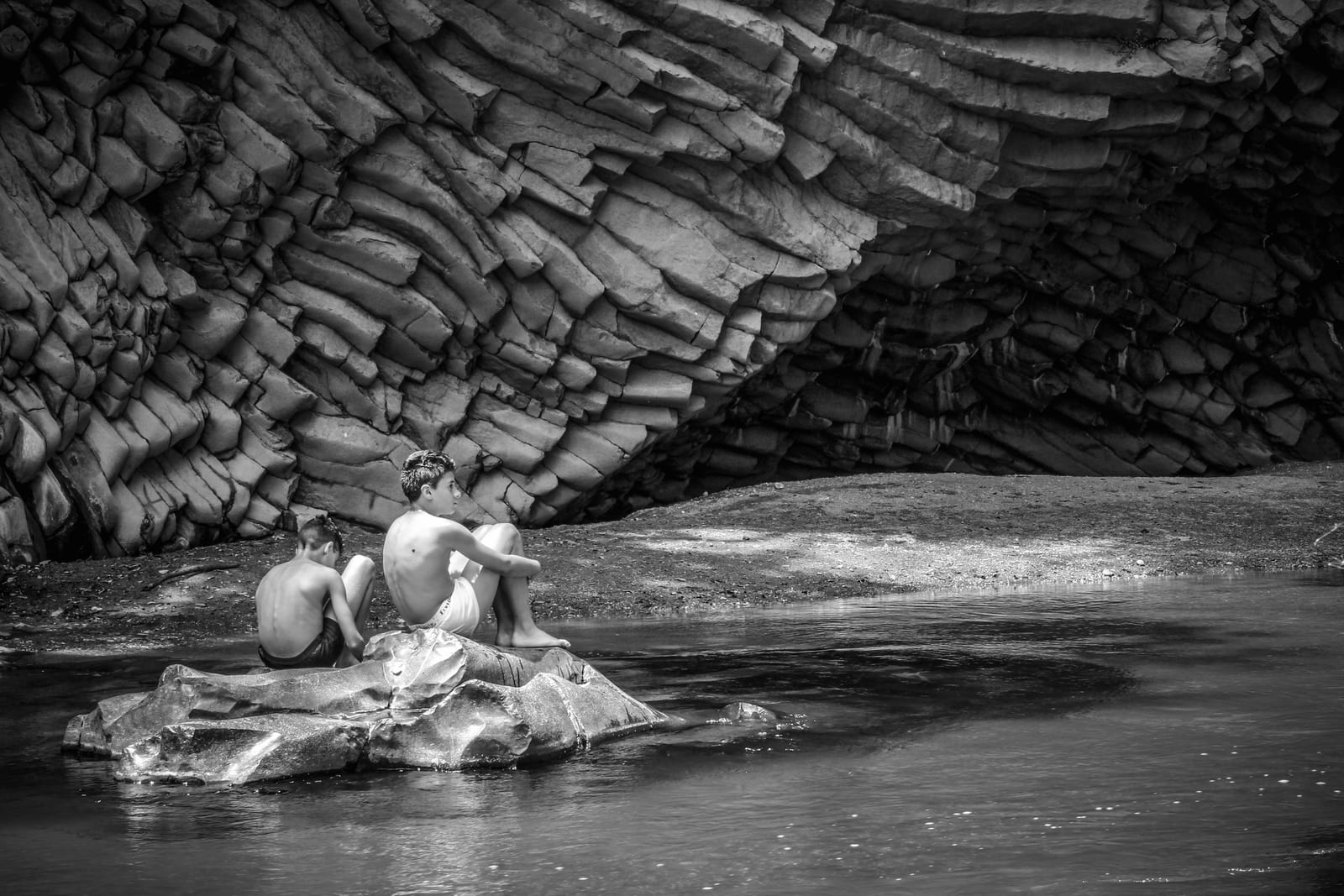 Bathers in the Alcantara River: the cold water experience in summer